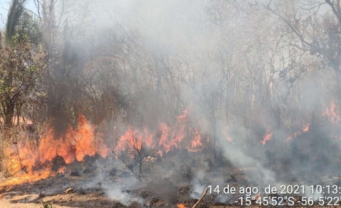 Aeronave e helicóptero são usados para tentar apagar incêndio no Morro de Santo Antônio (MT)