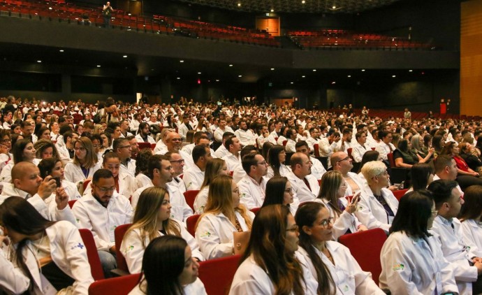 Brasil tem 575.930 médicos ativos: 2,81 por mil habitantes