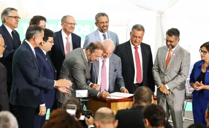 Lula assina MP que prevê redução de 3,5% a 5% na conta de luz