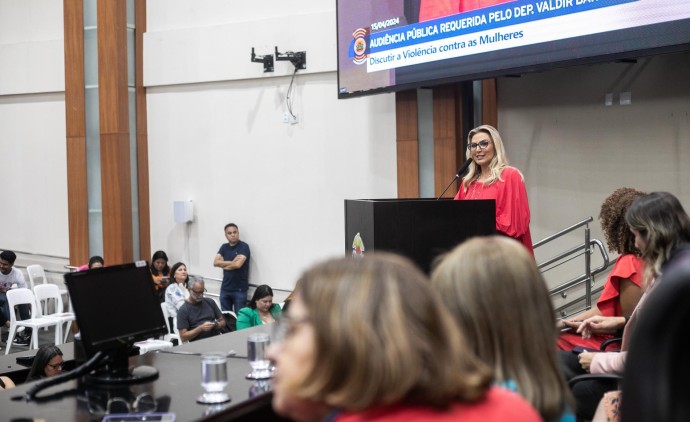 Primeira-dama anuncia novo espaço da Mulher e proposta passa a ser novamente modelo para lei nacional