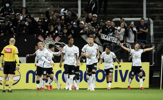 Com a Fiel de volta, Corinthians vira sobre o Bahia