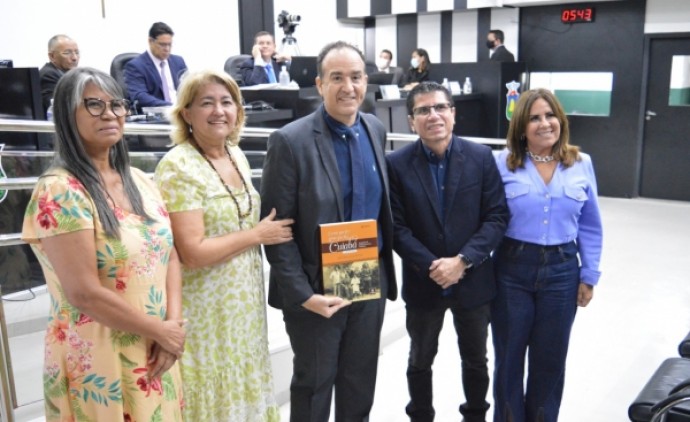 câmara municipal de cuiaba comemora aniversário de 3030 anos de Cuiabá com livro na tribuna livre