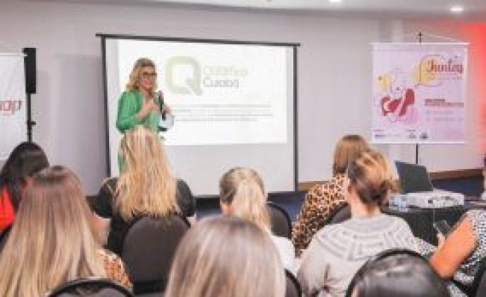 Primeira-dama apresenta Qualifica Cuiabá em Foz do Iguaçu