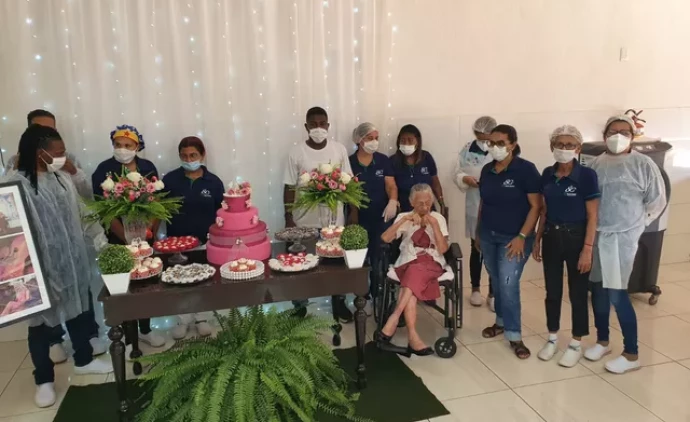 Moradora de Cuiabá chega aos 111 anos com festa em abrigo