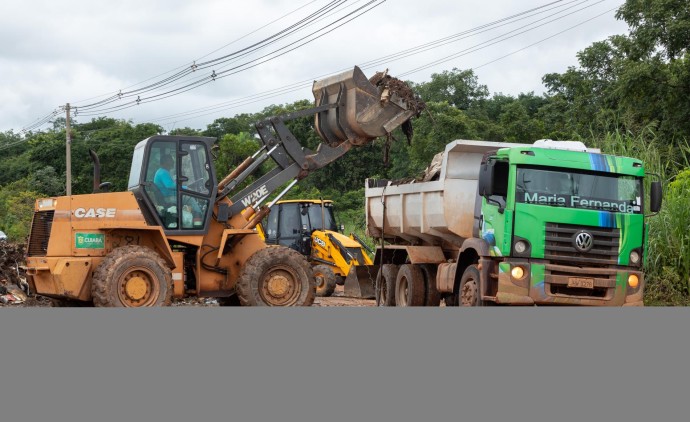 700 toneladas de lixo são retiradas de bolsões em apenas três horas de mutirão