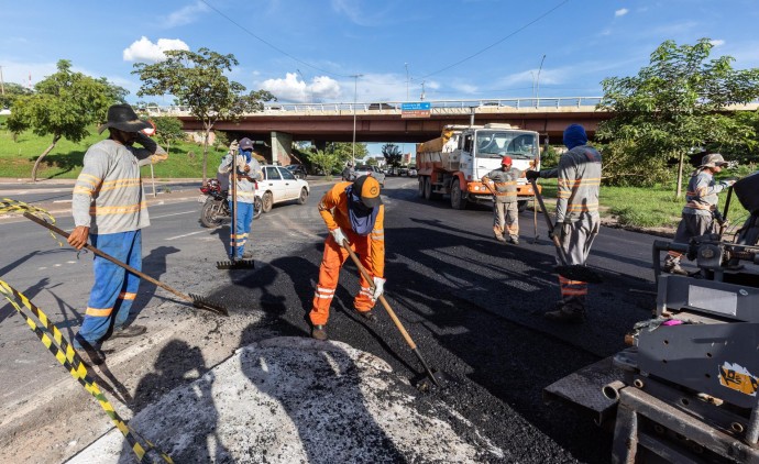 Treze pontos de Cuiabá recebem operação tapa-buraco em 2 dias