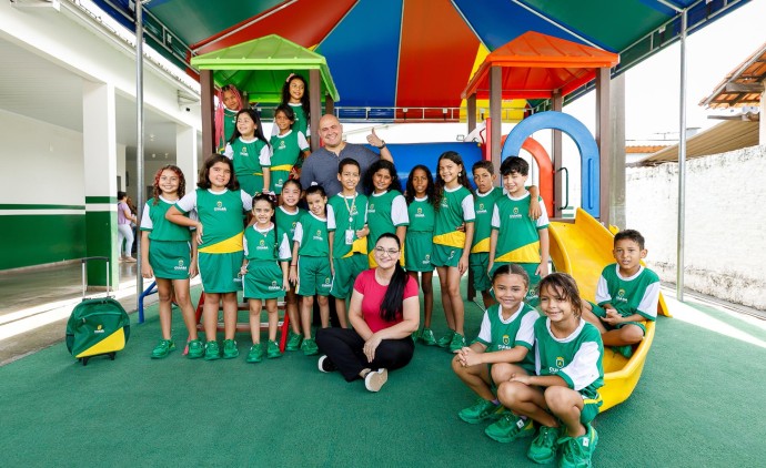 Prefeito e primeira-dama entregam primeiros uniformes para estudantes da rede municipal