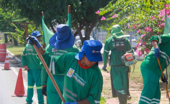 Serviços Públicos abriu a semana com limpeza simultânea em oito bairros