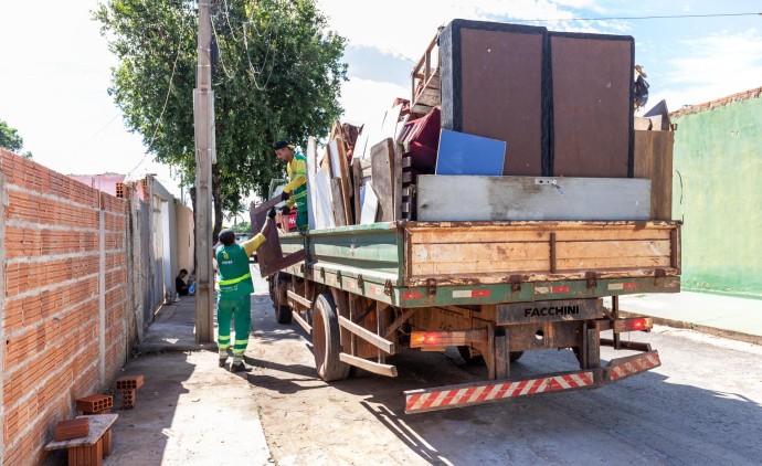 Mutirão do cata-treco retira duas toneladas de materiais no São João Del Rey