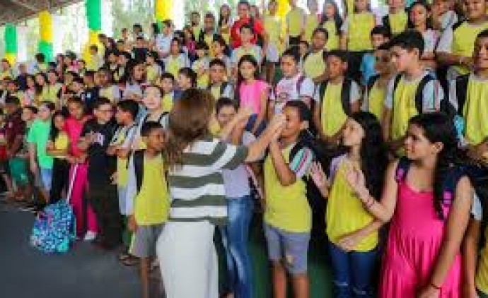 Prefeita de VG sanciona lei que proíbe uso de celulares por alunos nas escolas municipais