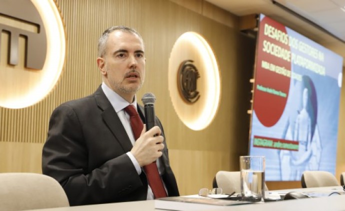 Ministro do TSE aborda desafios da gestão pública na era digital em aula magna do MBA do TCE-MT