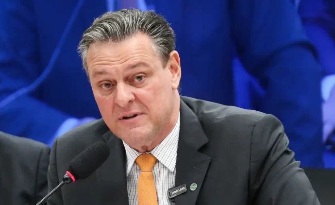 Gripe aviária não deve impactar preço da carne de frango, diz ministro