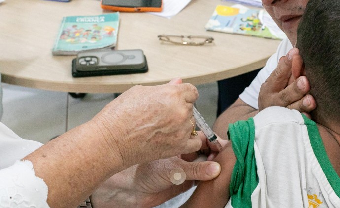 Saúde leva vacinação e orientações para dentro de escola no bairro Osmar Cabral