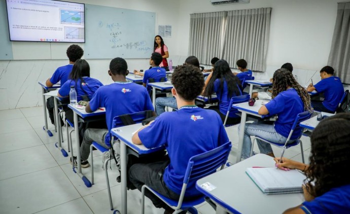 Governo de MT implanta mais 25 escolas cívico militares após consulta com pais e estudantes