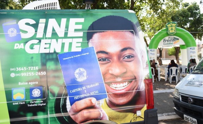 Sine da Gente: van leva atendimento aos moradores do bairro Altos da Glória