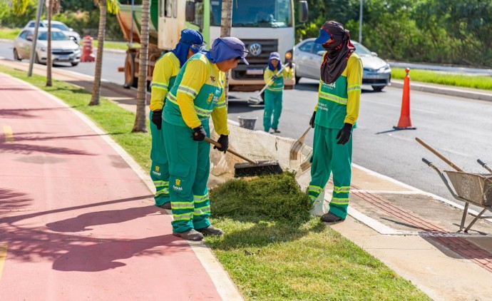 Parque do Barbado e mais 10 bairros recebem mutirão de limpeza da Prefeitura
