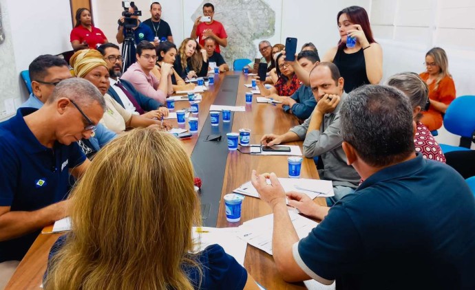 Prefeita sanciona lei e garante recomposição aos servidores da Educação