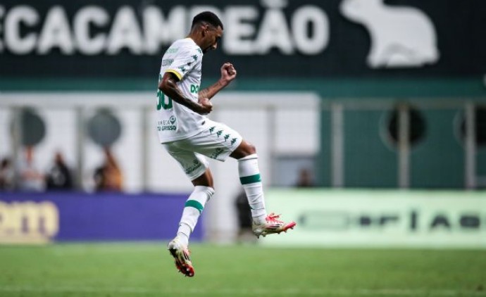 Com dois de Mateusinho, Cuiabá vence e volta ao G4