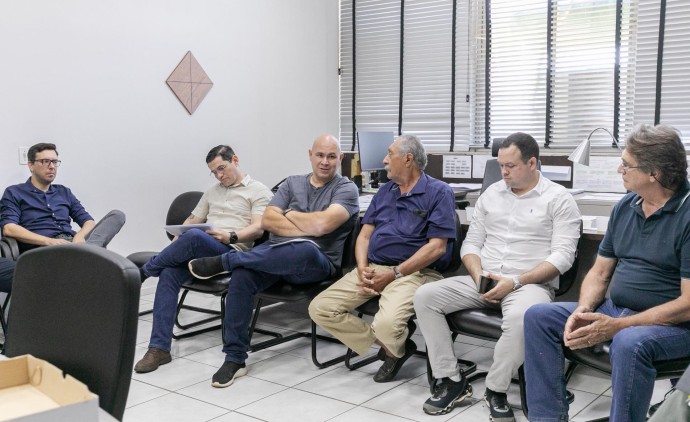 Prefeito discute projetos de modernização na construção civil