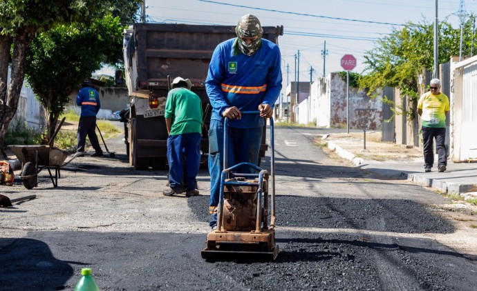 Prefeito e governador discutem instalação de usina de asfalto própria para Cuiabá
