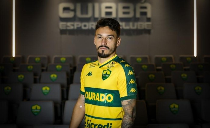 Cuiabá oficializa contratação de meio-campista que atuava na Arábia