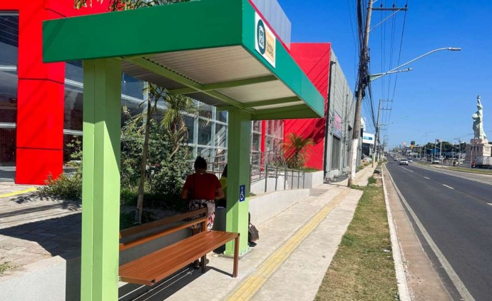 Prefeitura instala novos abrigos de ônibus para maior conforto aos passageiros