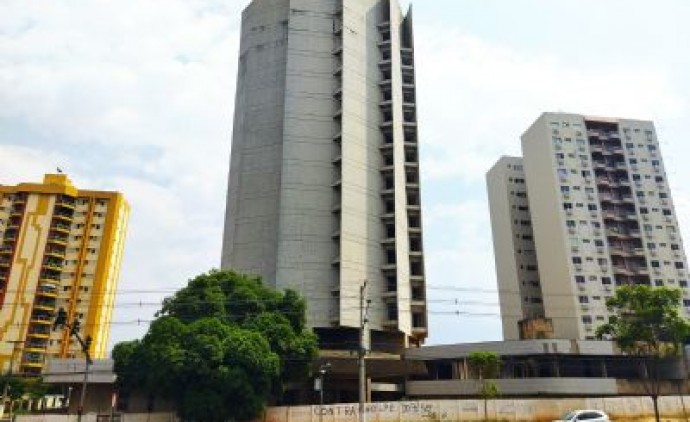 em cuiabá Prédio que se tornou 'lenda urbana' é alvo de furtos de cobre e vizinhos temem desabamento