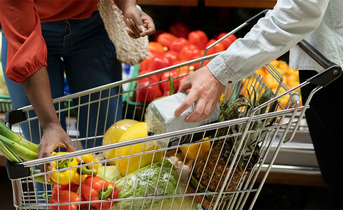 Cuiabanos têm novo alívio no bolso com segunda queda seguida no custo da cesta básica