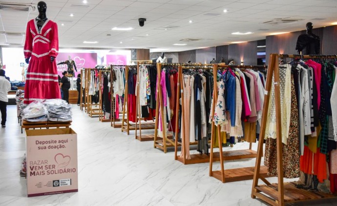 Bazar Vem Ser Mais Solidário segue até esta quarta-feira (6); valor será revertido ao enfrentamento à violência contra mulher