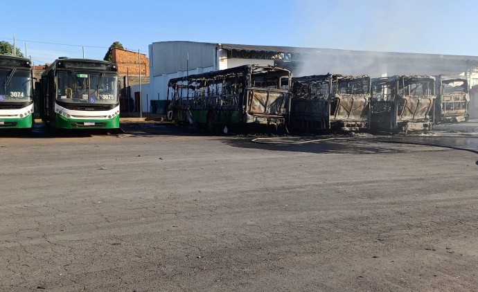 População não será afetada após incêndio atingir seis ônibus da Caribus em Cuiabá