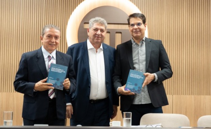 Livro lançado no TCE-MT é entregue na XXIII Semana Jurídica do TCE-SP
