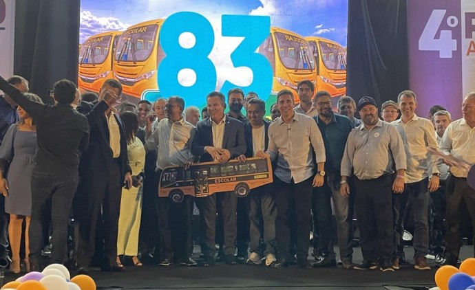 Governo de MT entrega mais 83 novos ônibus para transportar alunos do campo