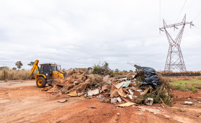 Prefeitura de Cuiabá retira 90 toneladas de descarte irregular no Contorno Leste