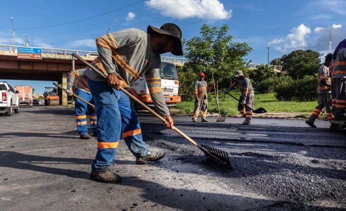 Equipes de tapa-buraco atendem 12 bairros em todas as regiões de Cuiabá