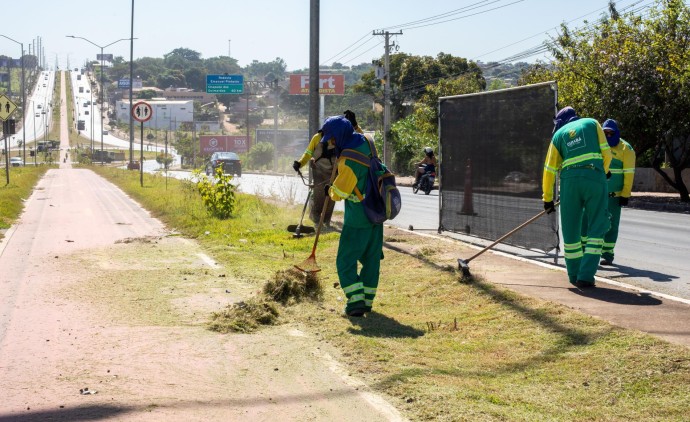 Prefeitura de Cuiabá limpa mais de 100 km em 12 avenidas