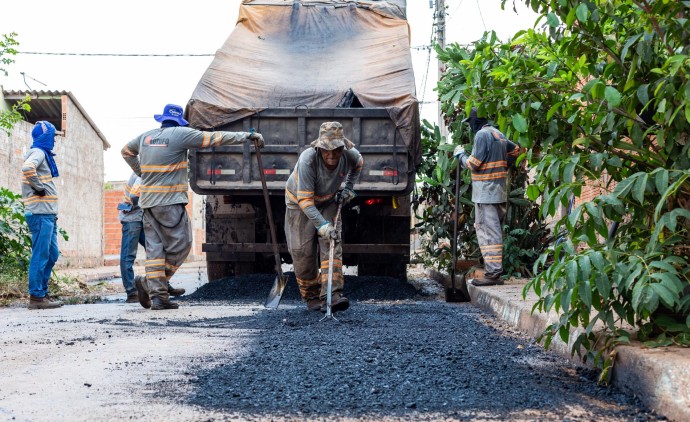 Prefeitura de Cuiabá revitaliza ruas do bairro Nova Canaã com tapa-buraco