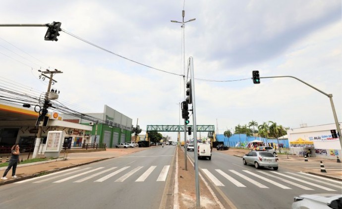 Semob implanta semáforo acionado por botoeira na Avenida Fernando Corrêa