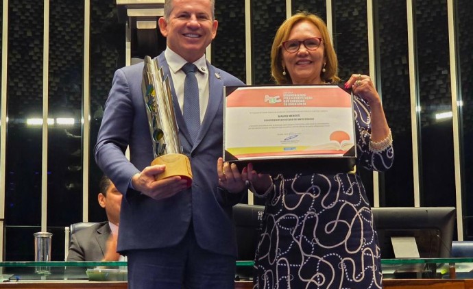 Governador recebe Comenda do Senado por avanço na alfabetização infantil em MT