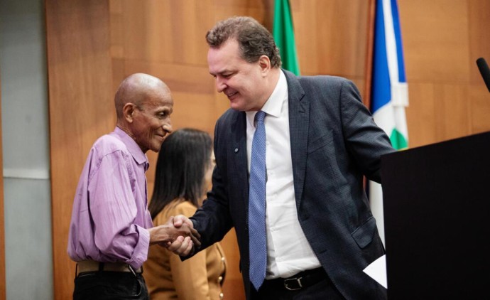 Presidente Max Russi homenageia servidores públicos da ALMT