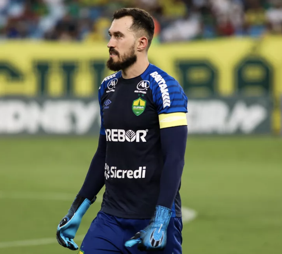 Walter celebra marca de cem jogos pelo Cuiabá