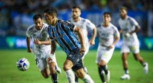 Suárez perde pênalti, mas Grêmio vence o Santos na 1ª rodada do Brasileirão