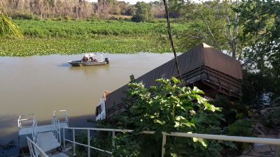 Em fuga da polícia, suspeito perde controle de caminhão e cai no Rio Paraguai