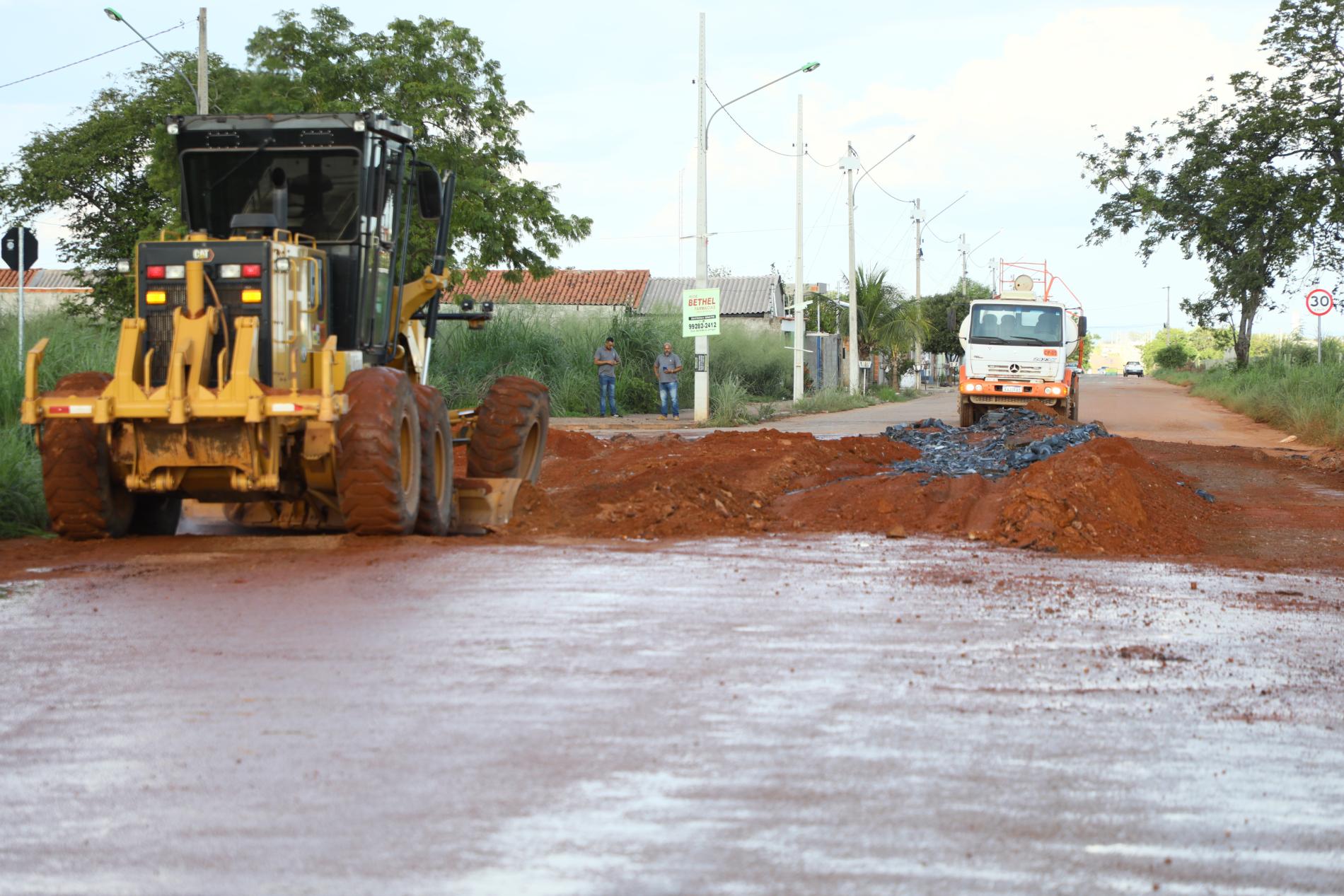 Ações de tapa-buracos beneficiam avenidas principais de diversos bairros da região Sul de Cuiabá