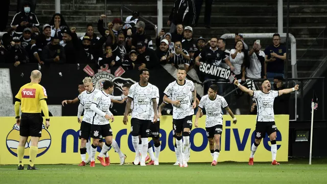 Com a Fiel de volta, Corinthians vira sobre o Bahia