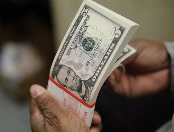 Dólar chega R$ 5,71 e acumula alta de 10% no ano