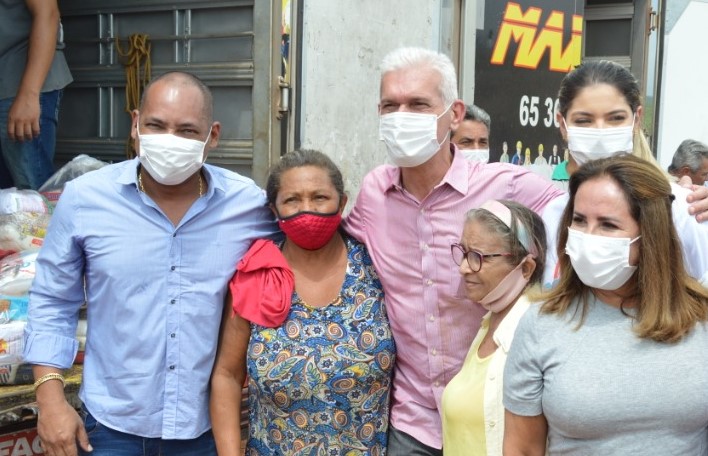 Boa Ação é Doação: Catadores de materiais recicláveis recebem cestas básicas arrecadadas durante campanha