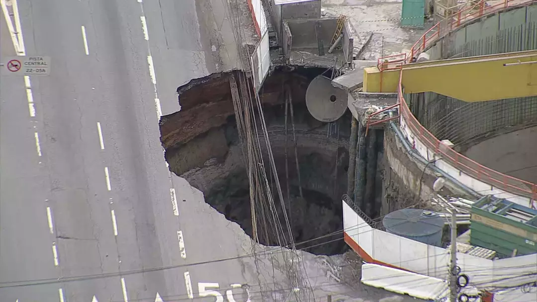 Metrô de São Paulo desaba e abre cratera na Marginal Tietê