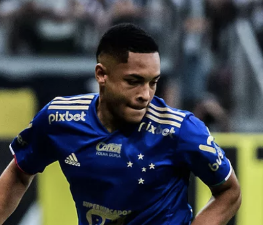 JOGADOR DE FUTEBOL VITOR ROQUE Athletico paga multa de R$ 24 milhões ao Cruzeiro e acerta com Vitor Roque