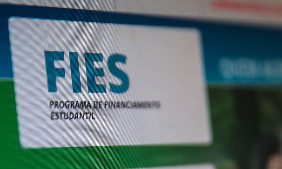 FIES Fundo de Financiamento Estudantil Câmara aprova medida que prevê perdão de até 99% de dívidas do Fies