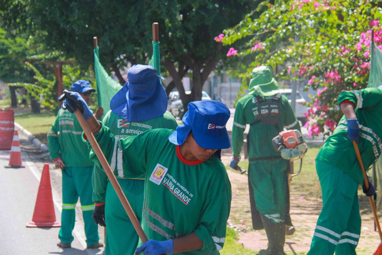 Serviços Públicos abriu a semana com limpeza simultânea em oito bairros